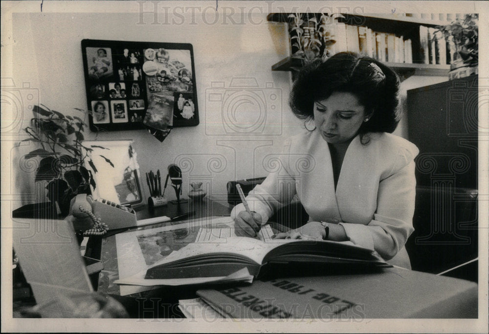 1981 Maria Cristina Ruiz works office court - Historic Images