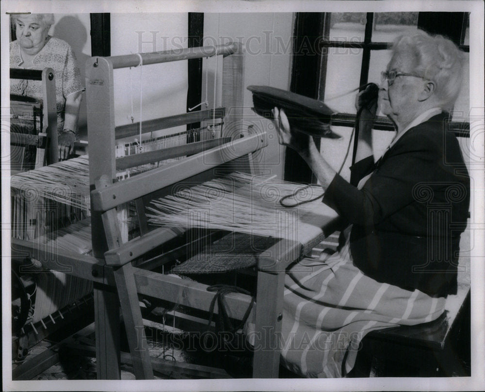 Press Photo Looms British old People Home Brookfield - Historic Images