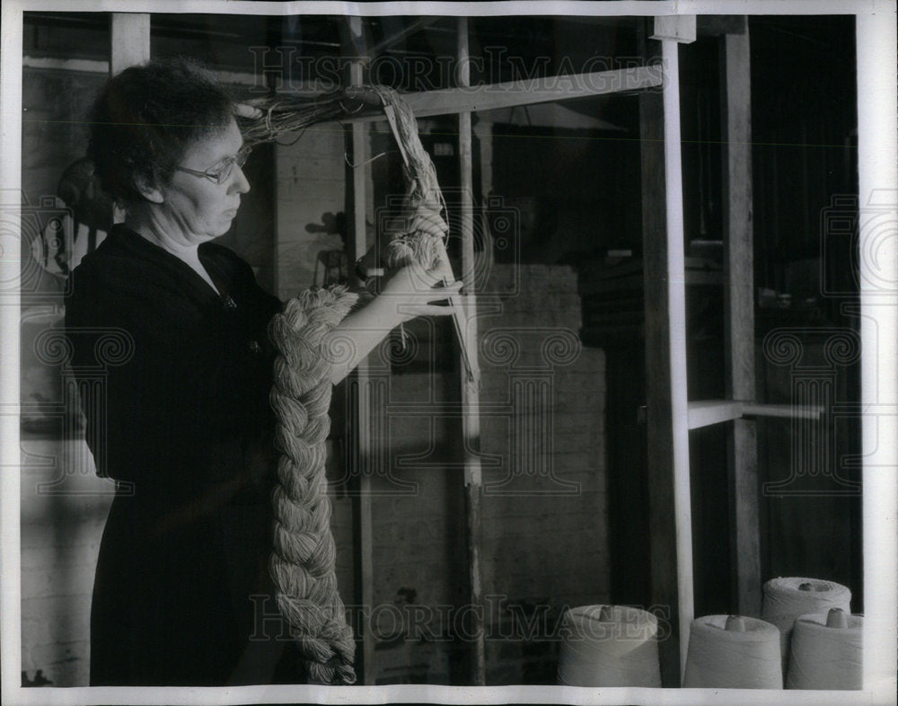 1942 Mr Young Wrap Thread Real Chain Loom - Historic Images