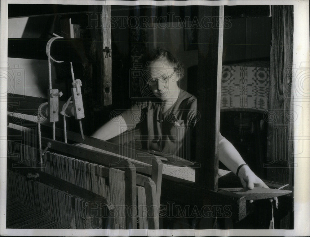 1942 Young Virginia handmade loom Bethesda - Historic Images