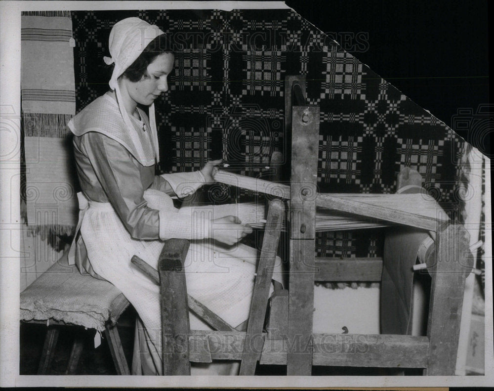 1935 Press Photo Harriette Jackowski Operating Loom - RRX01551- Historic Images