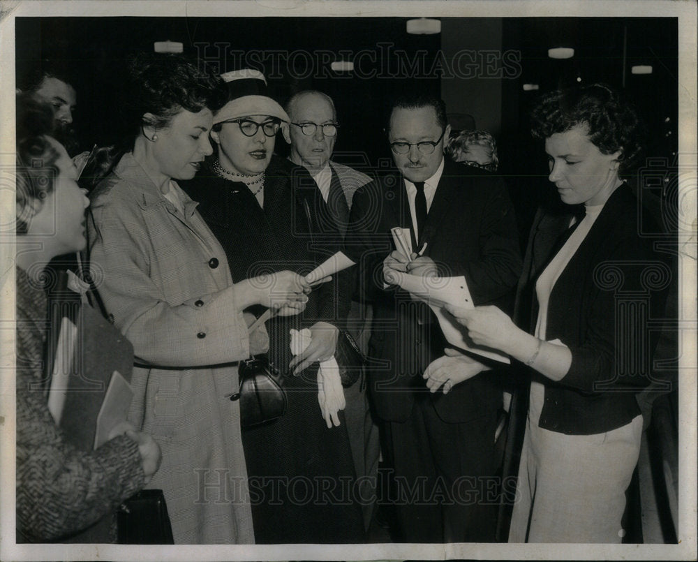 1961 Press Photo Women Peace Marchers Museum Chicago - RRX01677 - Historic Images