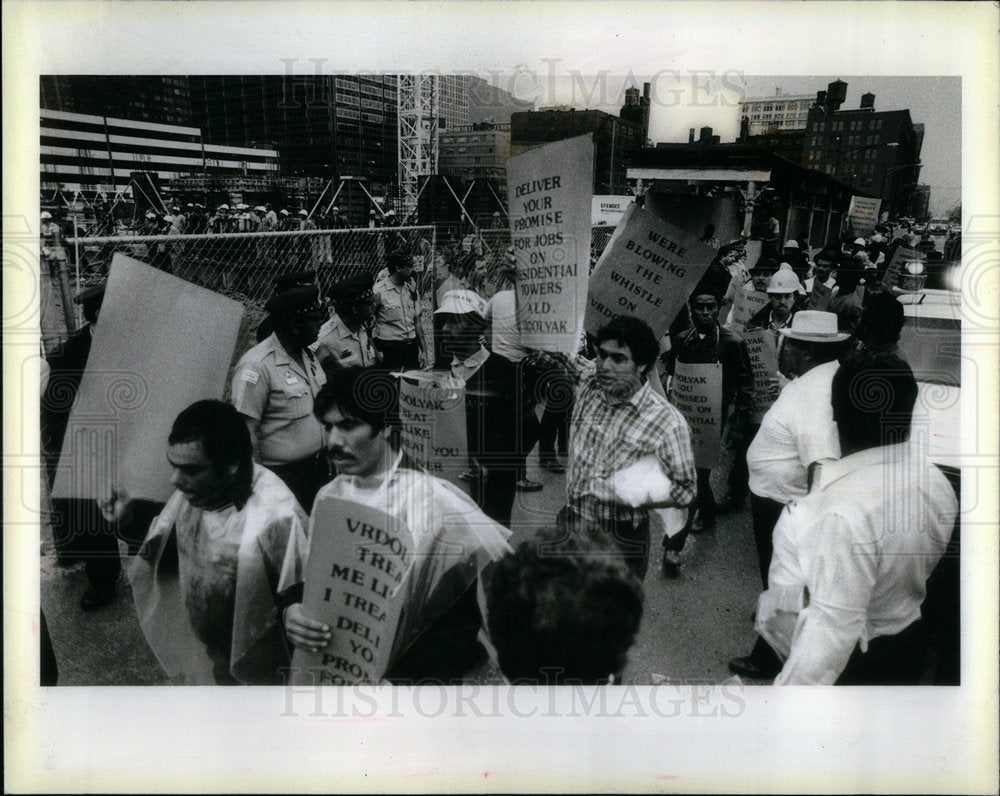 1983 PRESIDENTIAL TOWERS PICKETERS SHOUTING - Historic Images