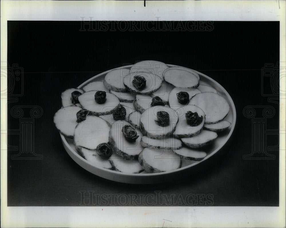 1982 Sliced Potatoes Oil garlic Food Item - Historic Images