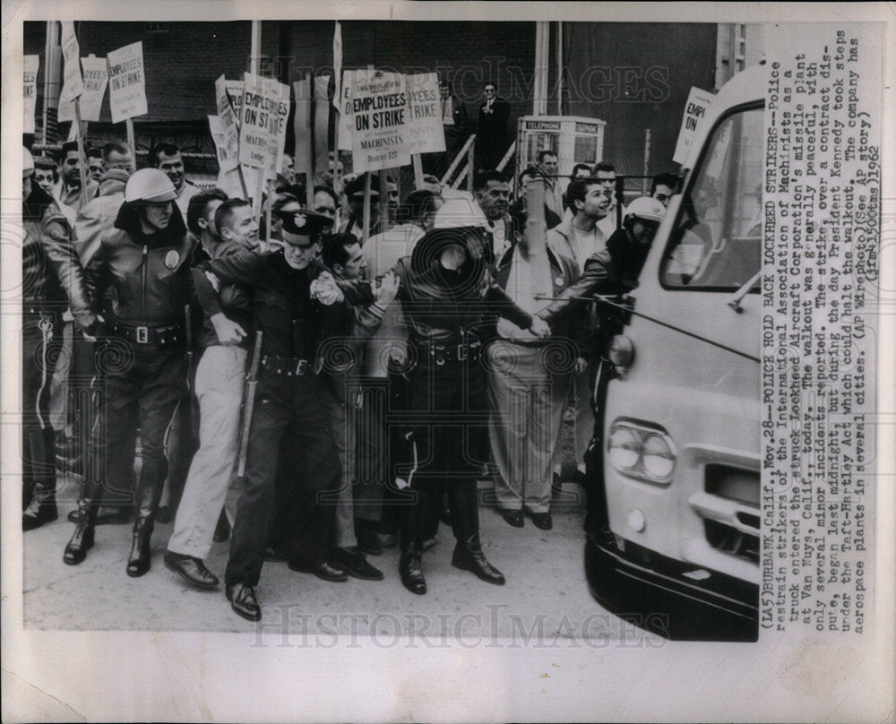 1962 Police Strikers Machinists Van Nuys - Historic Images