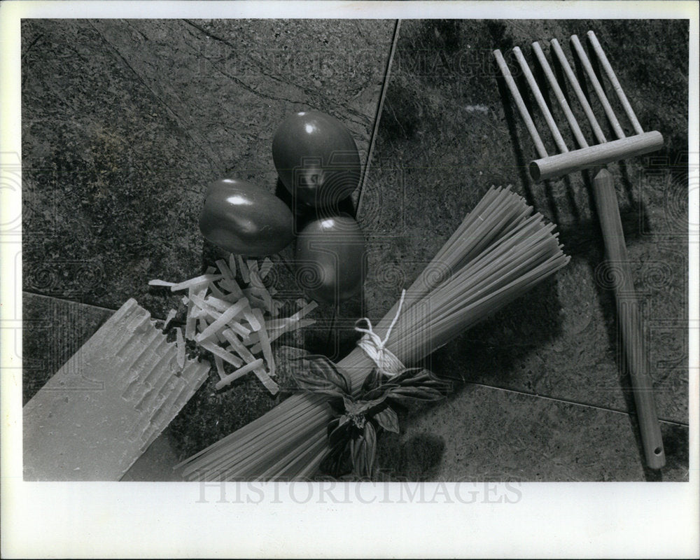 1992 Press Photo Uncooked Pasta With Tomatoes Display - Historic Images