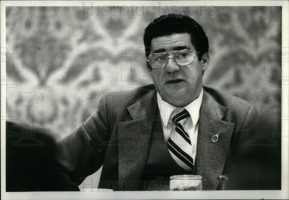 Press Photo Los Vecinos Man Speaking Chicago - Historic Images