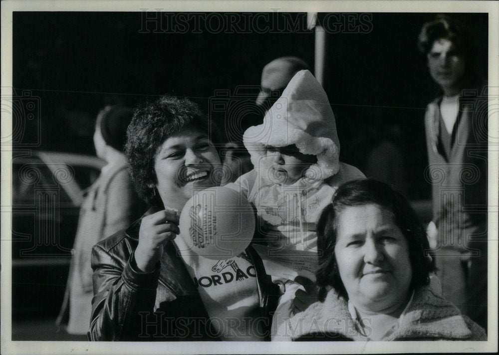 1981 Christmas Parade Attendees Balloon Kid - Historic Images