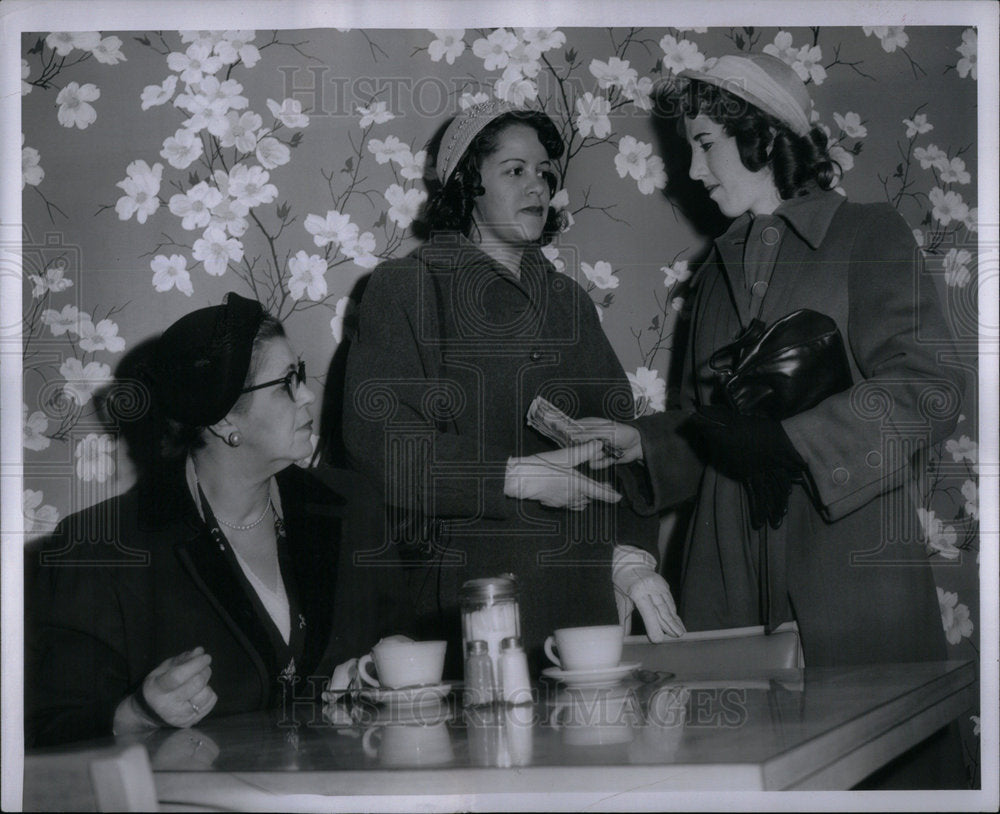 1951 Three Women Re-Enact Swindle Scheme - Historic Images