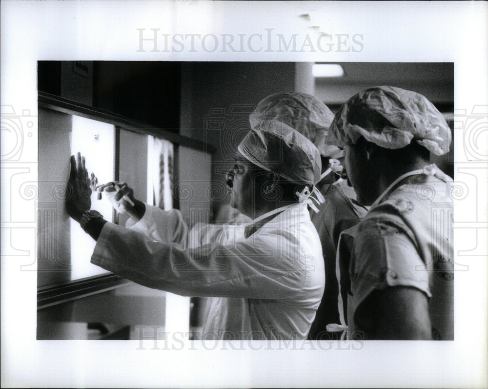 1990 Hospital Doctor Xray Trauma Medical - Historic Images