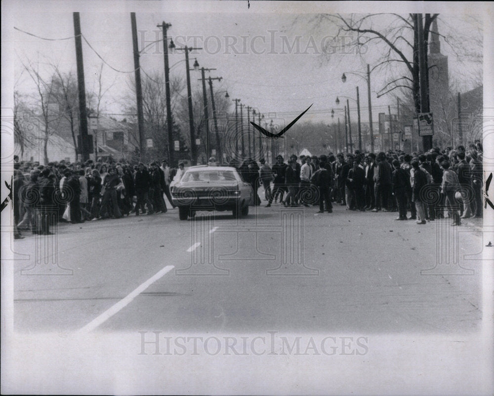 1970 Press Photo Kelly Road Denby High School Police - Historic Images