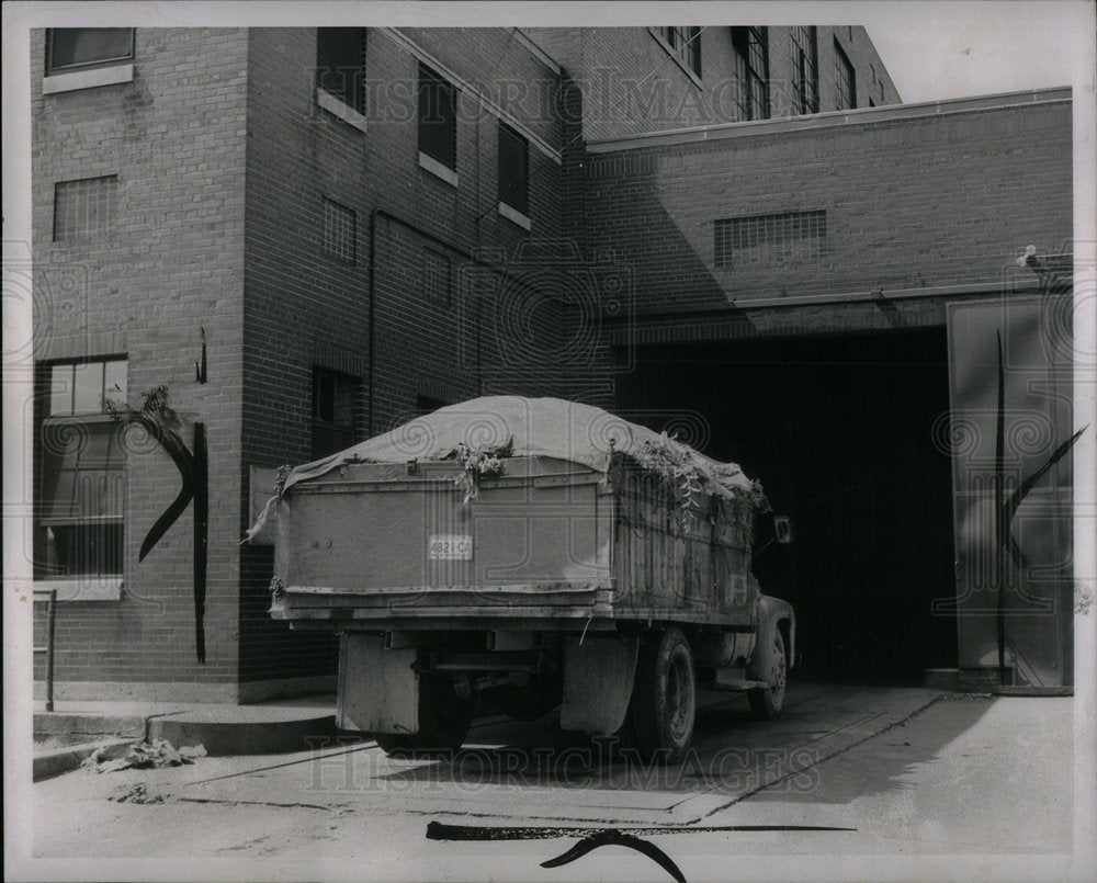 1962 Press Photo Truck on scale at Incinerator Public w - Historic Images