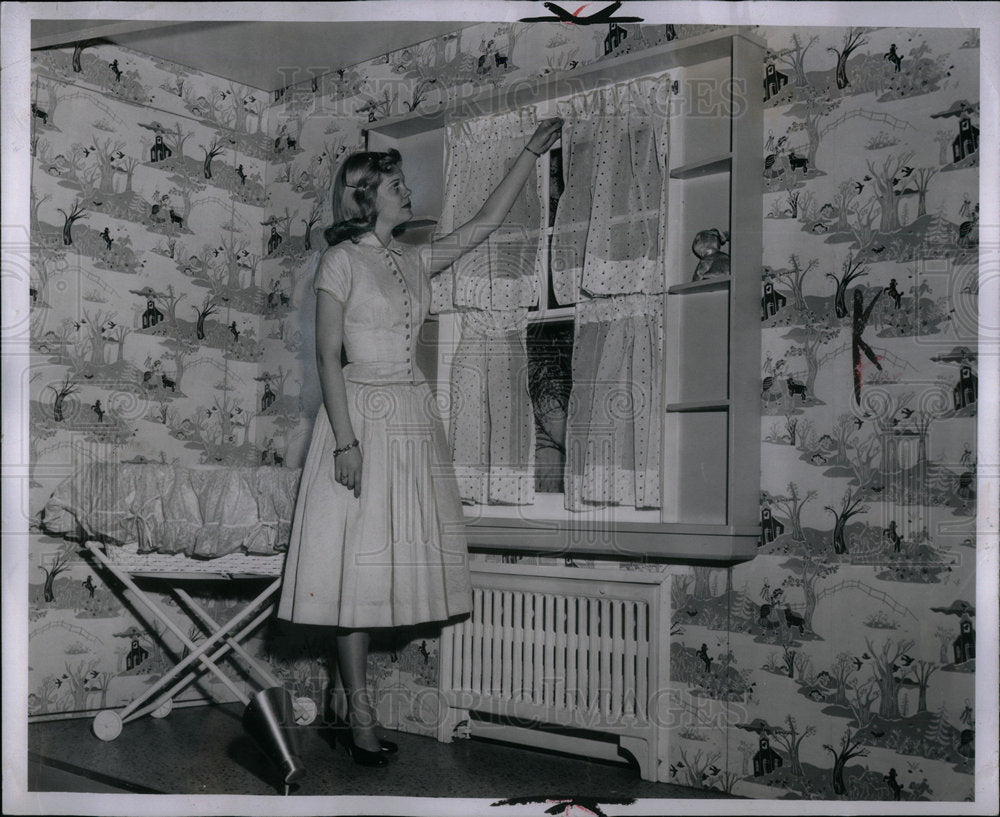 1955 Radian heating is demonstrated - Historic Images