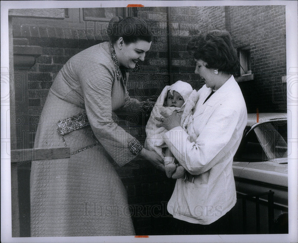 1958 Press Photo Mrs. Frank Price Baby Sits Bakers Baby - Historic Images