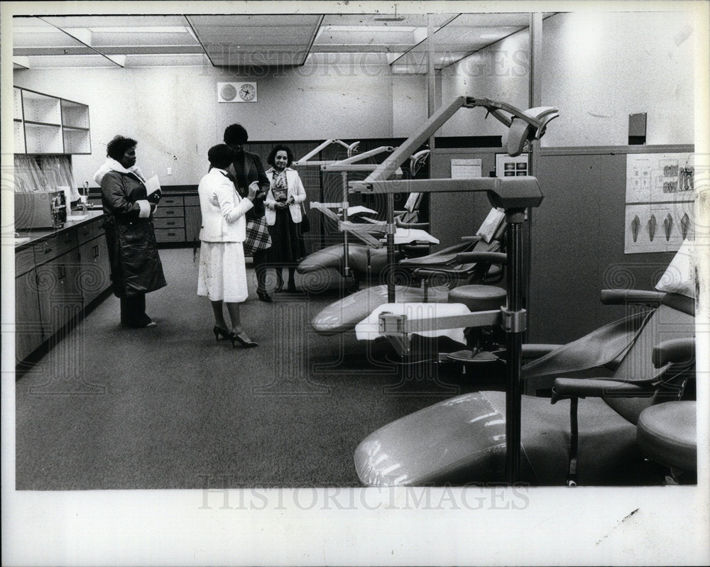 1960 Crockett Center Janice Harbin DDS lab - Historic Images