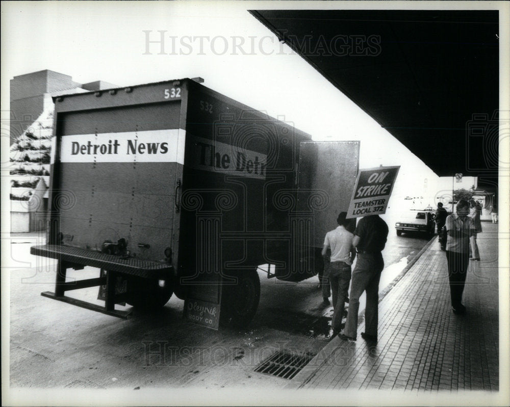 1980 Detroit newspapers Free Press Employee - Historic Images