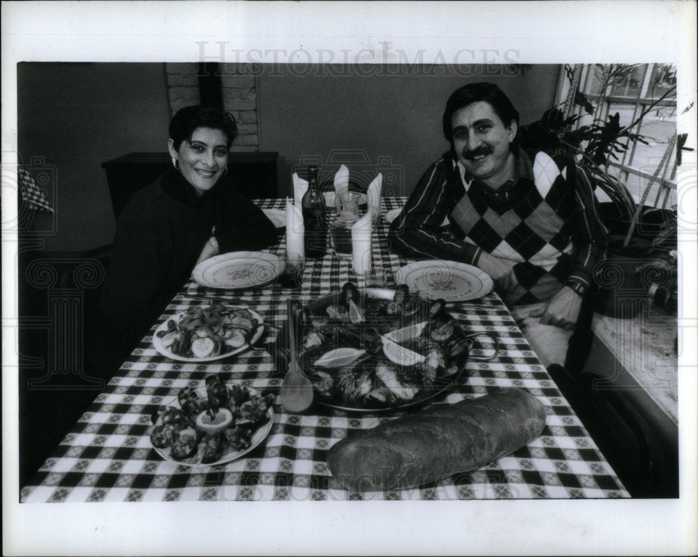 1989 Press Photo Jaun Liobell Eva Bogley Cafe Detroit - Historic Images