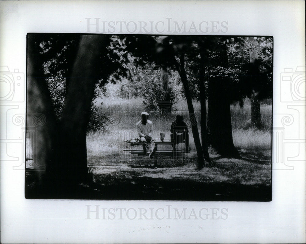 1983 Press Two Friends Enjoy Quiet Time Rouge Park - Historic Images