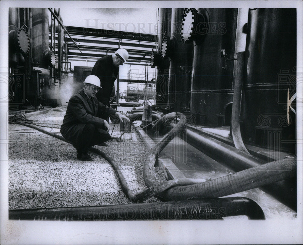 1970 Dow Chemical Tod Smithes Press Examine - Historic Images