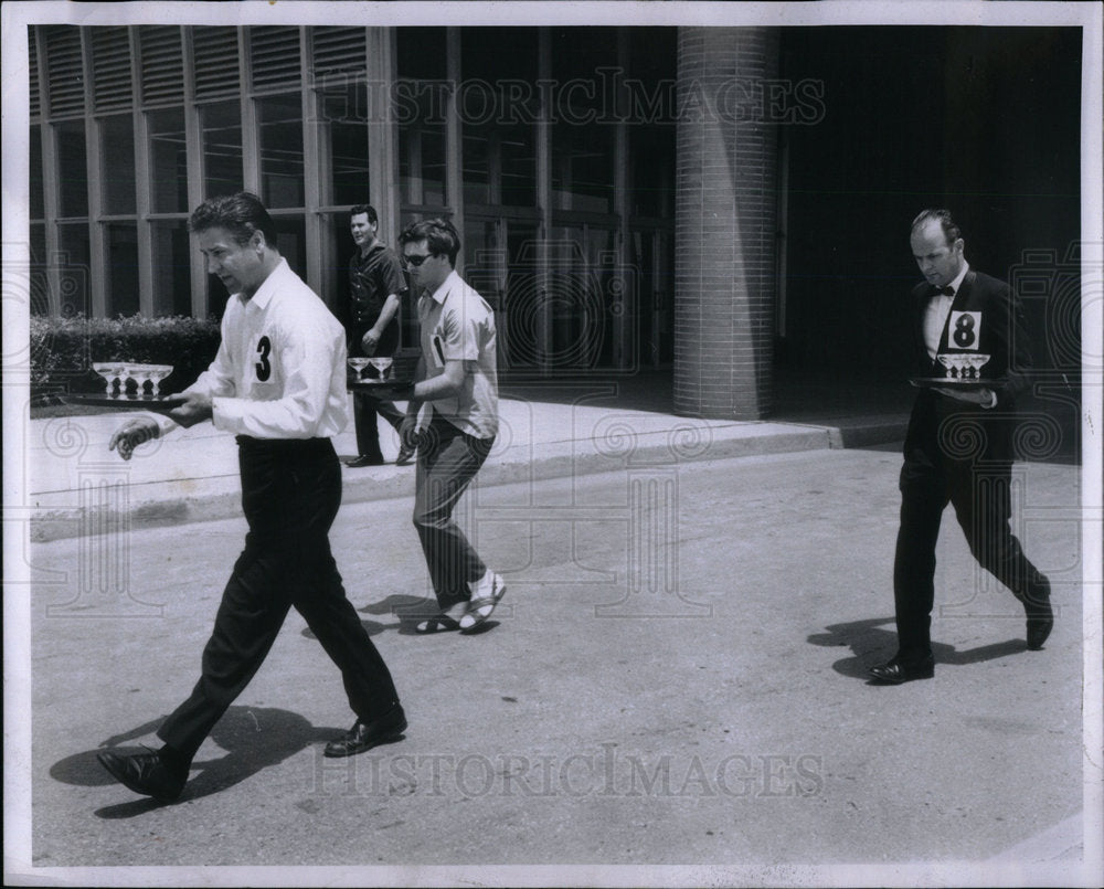 1967 Mario Restaurant waiters Kenny Paul - Historic Images