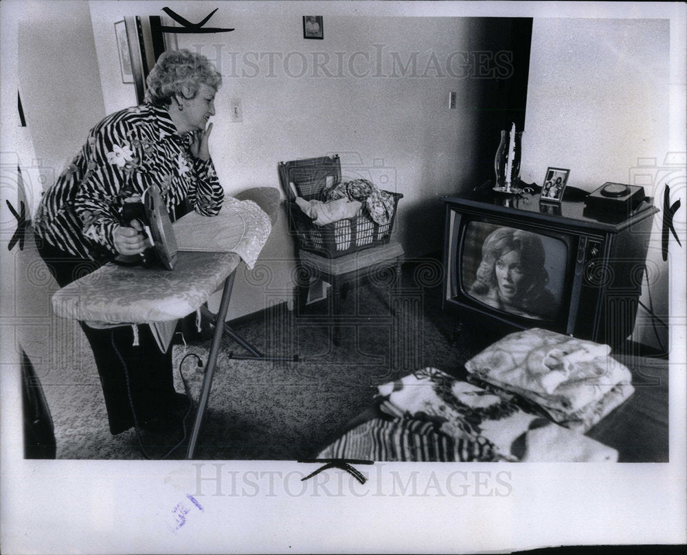 1976 Mrs Louie Jennie Cinzori Irving Baking - Historic Images