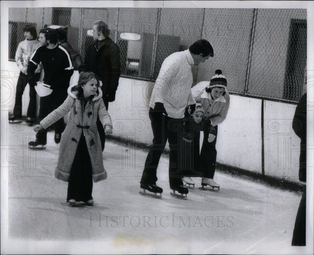 1972 Smith Family at ice skating - Historic Images