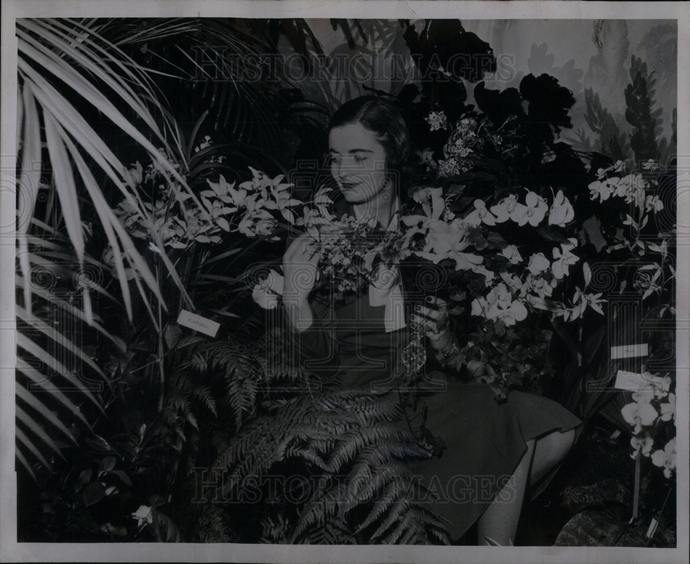 1945 Mrs. David T. Roney, Justine DePetris. - Historic Images