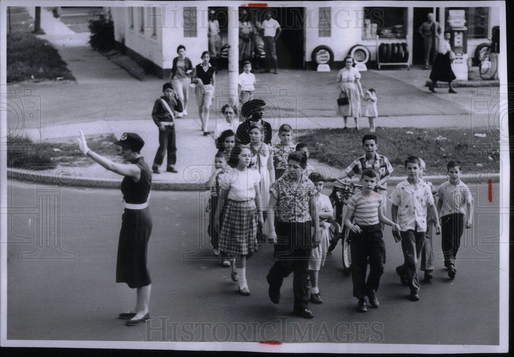 1957 MacCulloch Elementary Students Walking - Historic Images