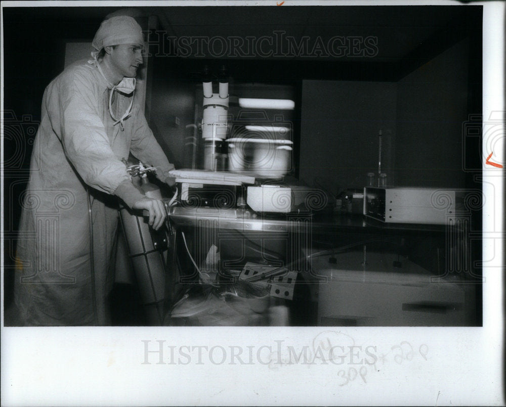 1989 Fertilizaing eggs for pregnacy - Historic Images