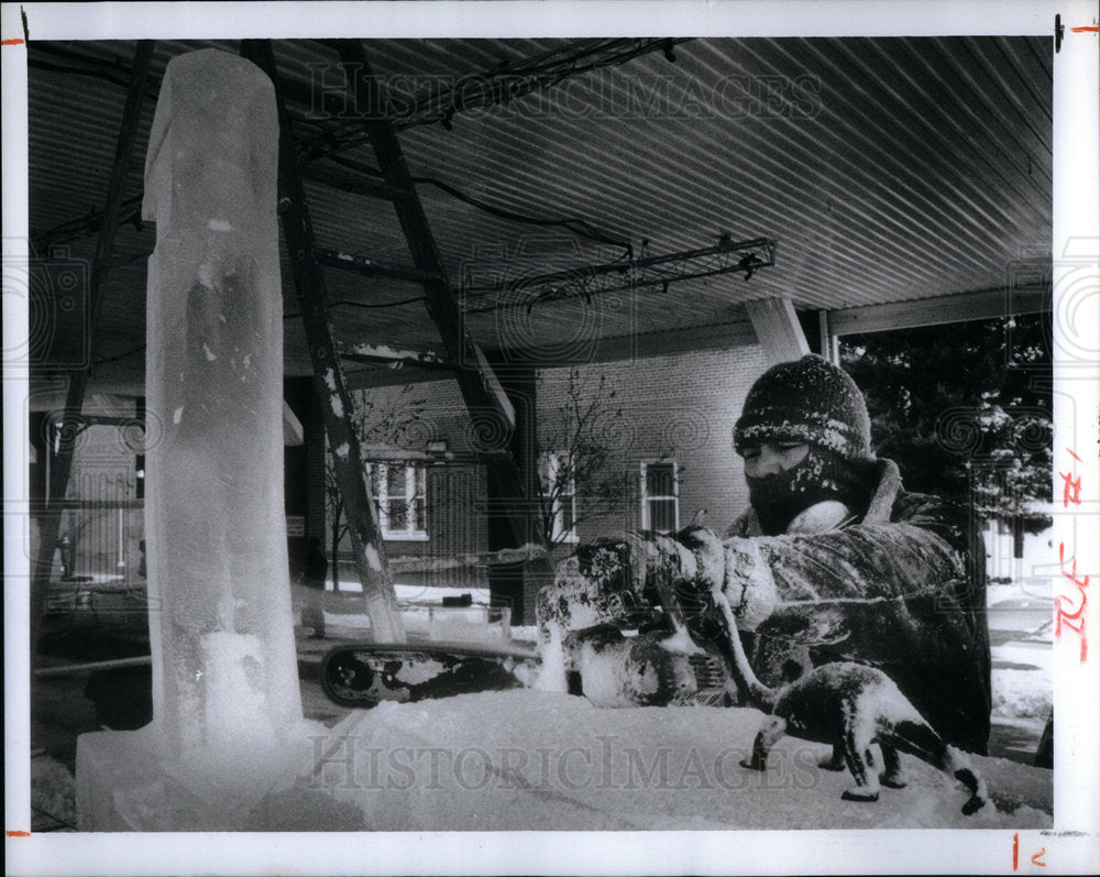 1992 Ding Dominquez Works on Brontosaurus - Historic Images