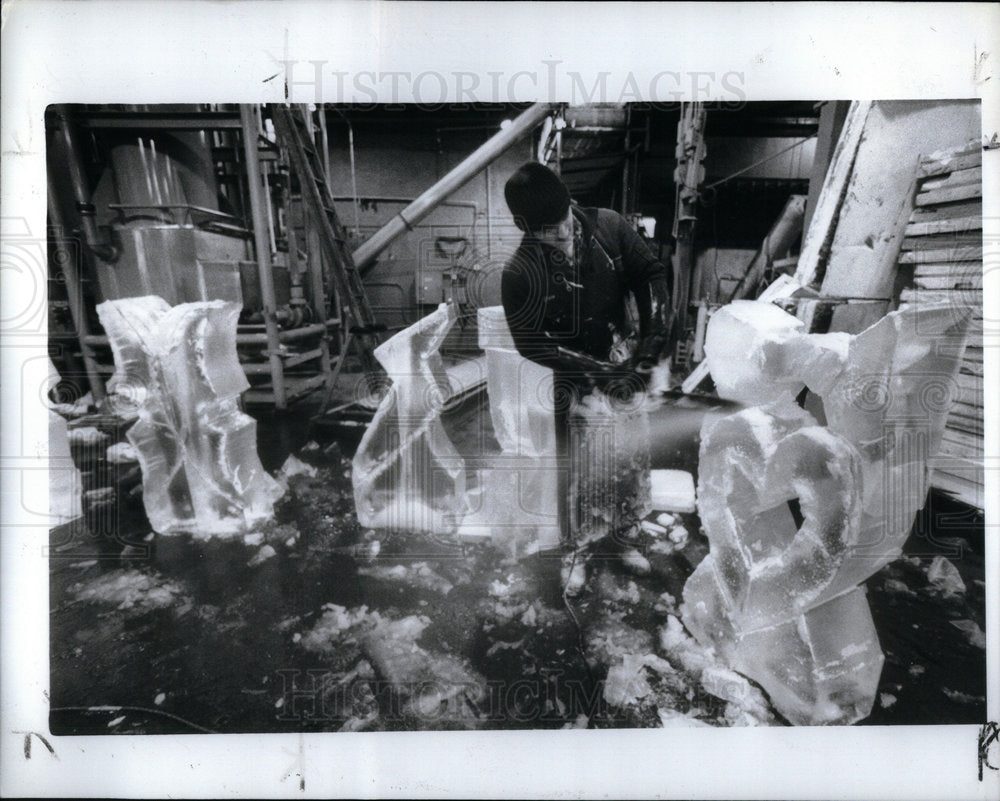 1988 Ice Carver Plymouth Ice Sculpture Midw - Historic Images