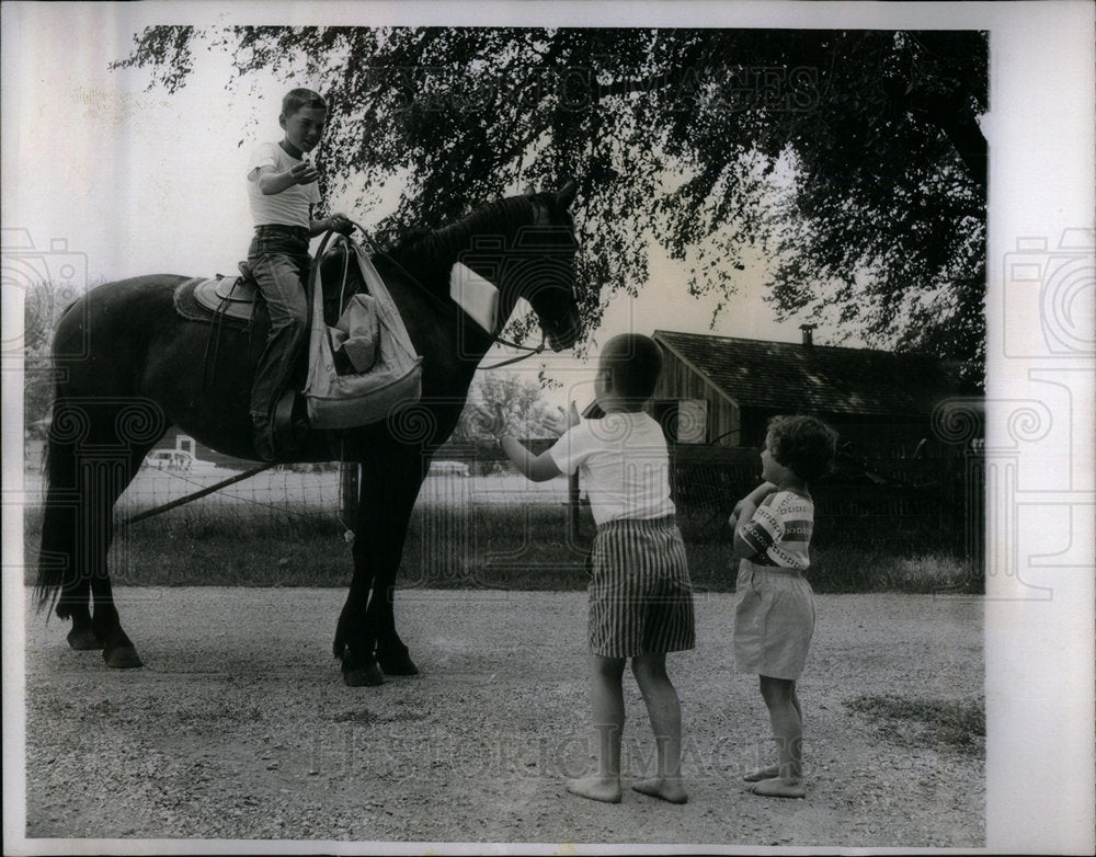 1959 Scott Tremaine Newspaper carrier kids - Historic Images