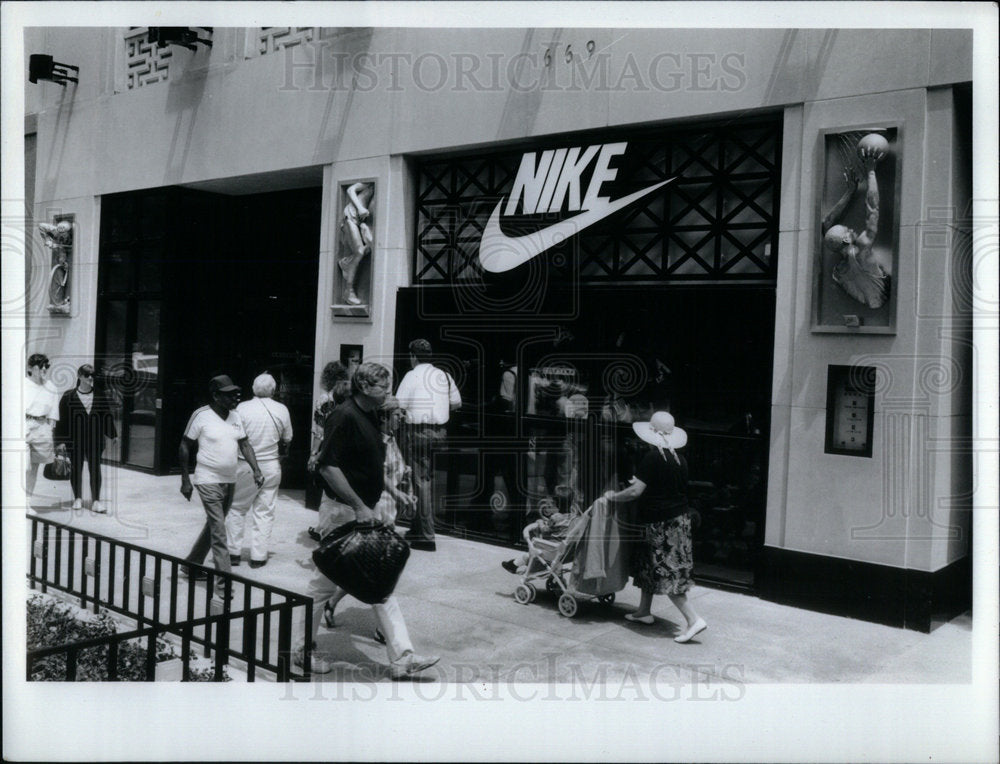 1982 Scene Mike Town Store Exterior - Historic Images