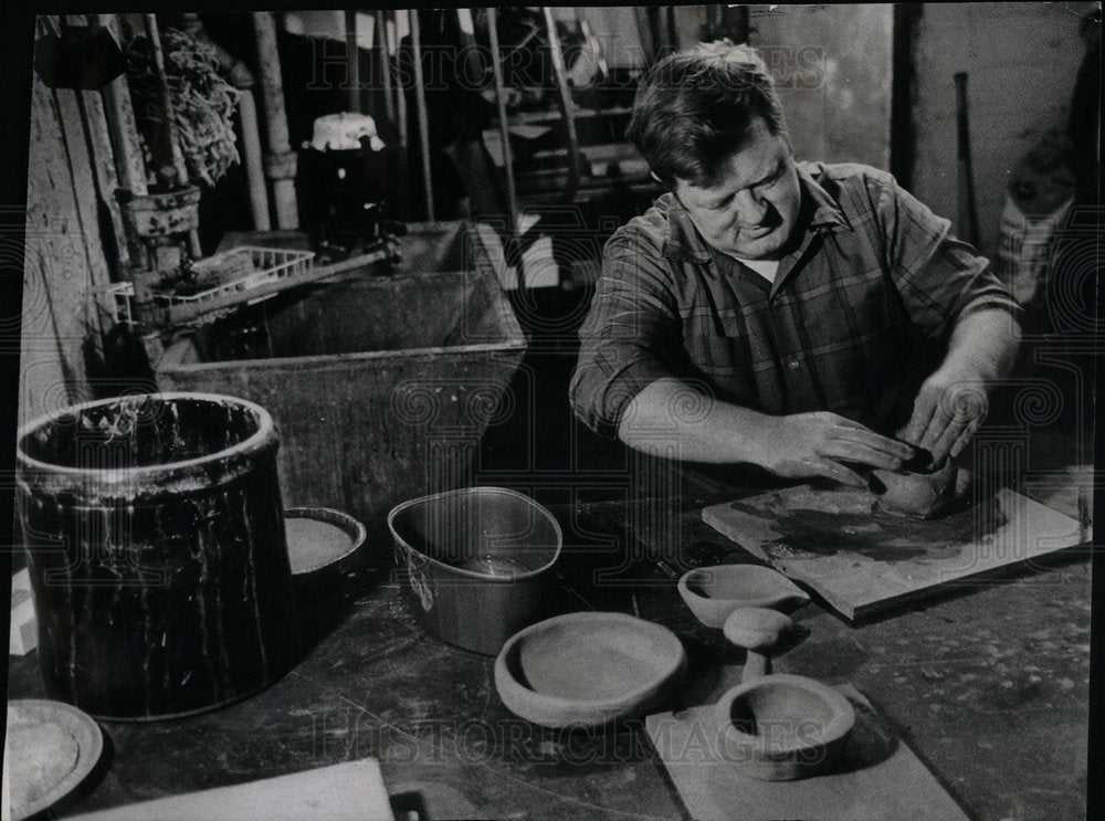 1972 Robert Burns Relaxes With Pottery - Historic Images