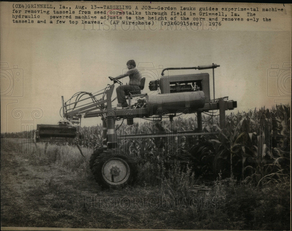 1976 Gorden L~uks Grinnell tassels machine - Historic Images