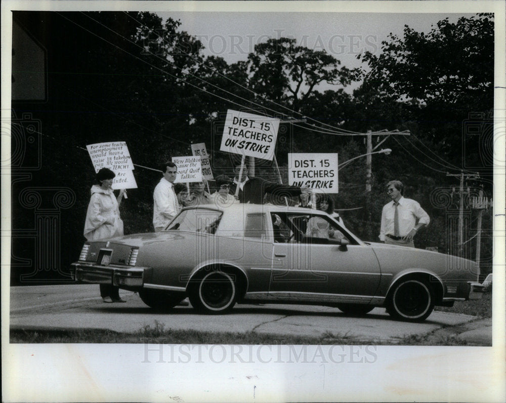 1982 Striking Teachers Plum Grove Junior - Historic Images