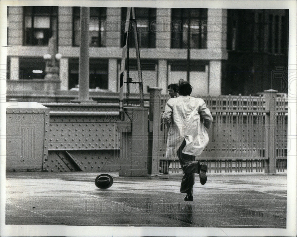 1980 Balmy Weather Windy Friday Morning - Historic Images