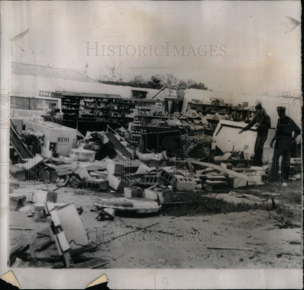 1961 Wind Down Store Grocery person police - Historic Images