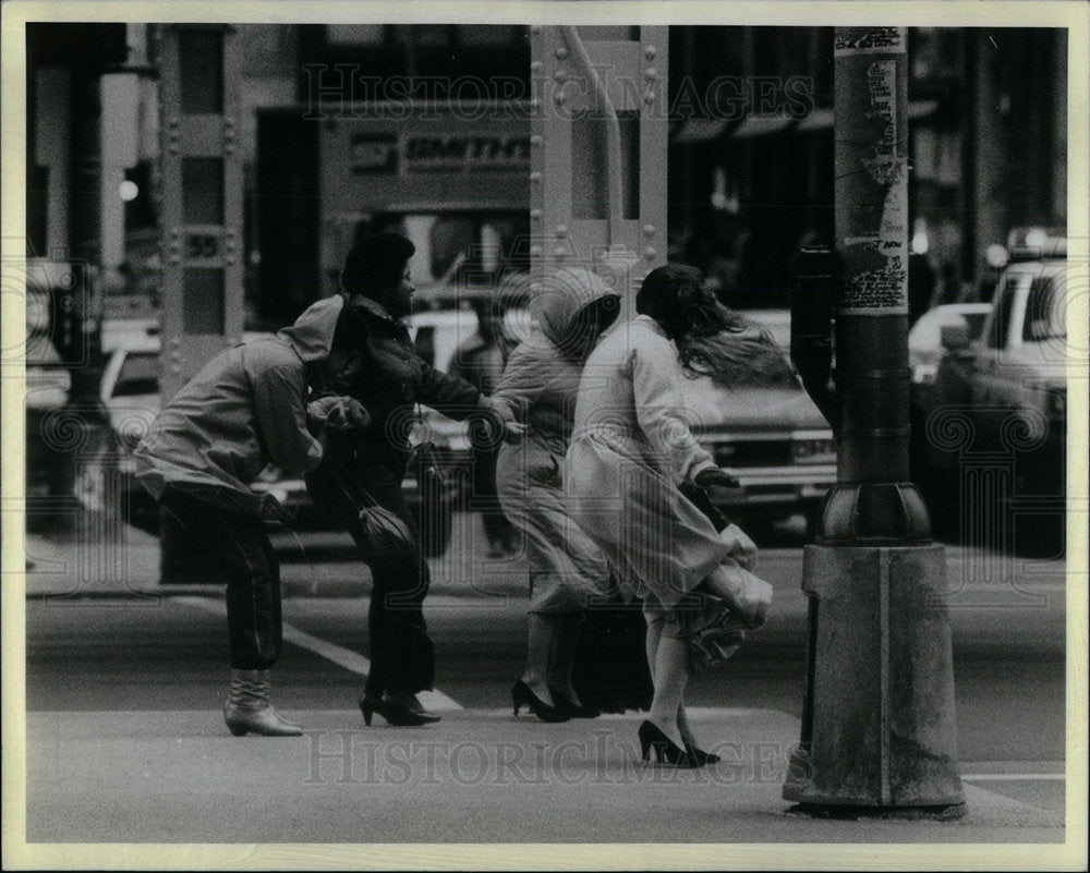 1982 Pedestrians Jackson Wabash winds try - Historic Images