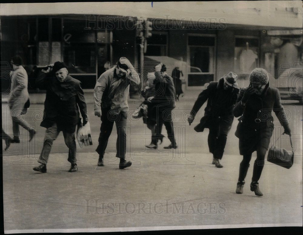 1975 People Reaction Wind Cold - Historic Images