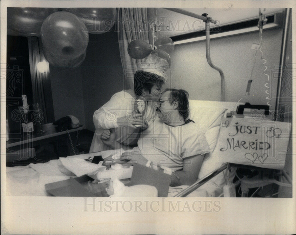 1984 Phyllis Kierig Thomas Matalis Kiss - Historic Images