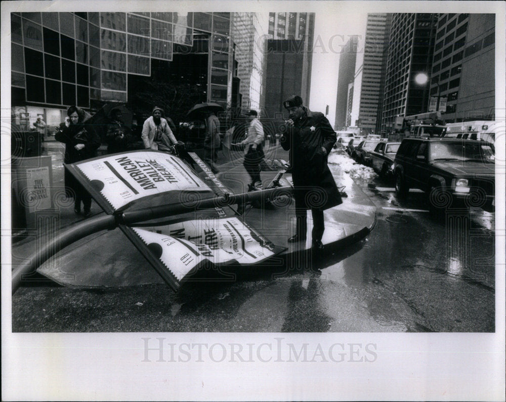 1990 Pole Falls Car Police Cherokee Volvo - Historic Images