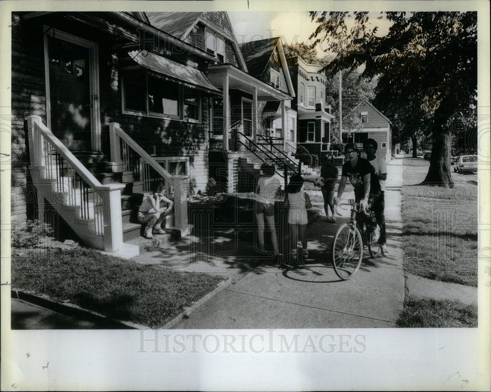 1983 Lincoln Square Neighborhood Kids house - Historic Images