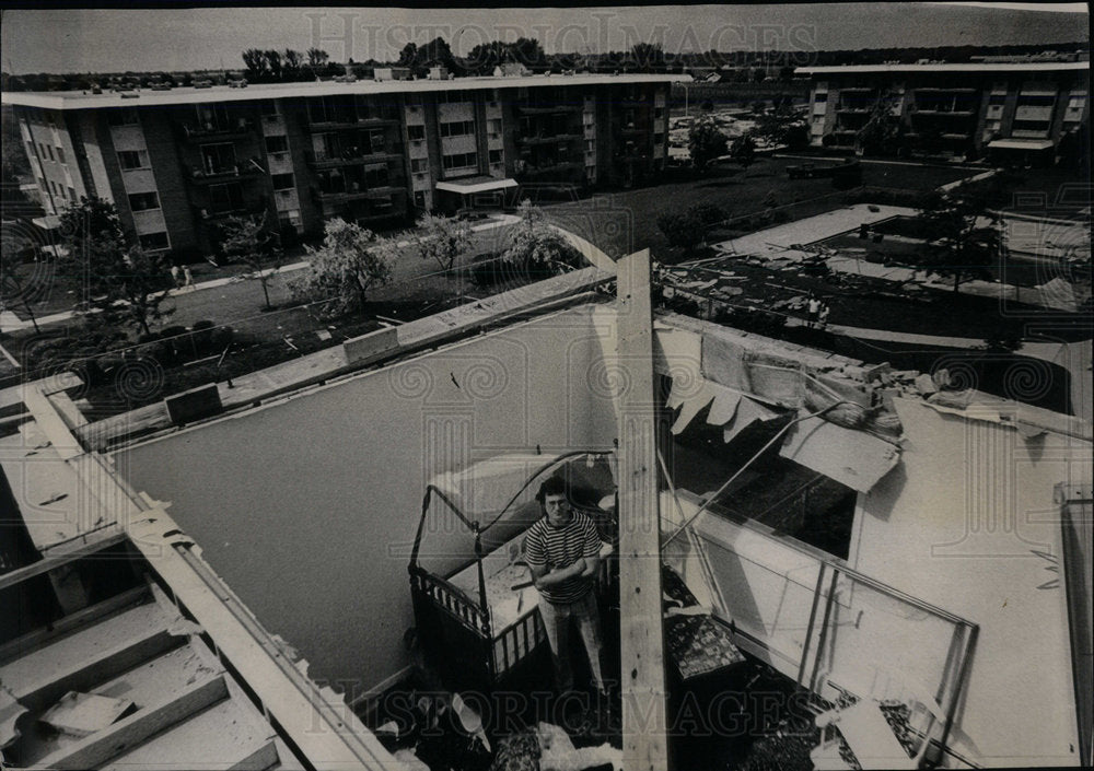 1972 Storm Damage Lee Hanson stand crib - Historic Images