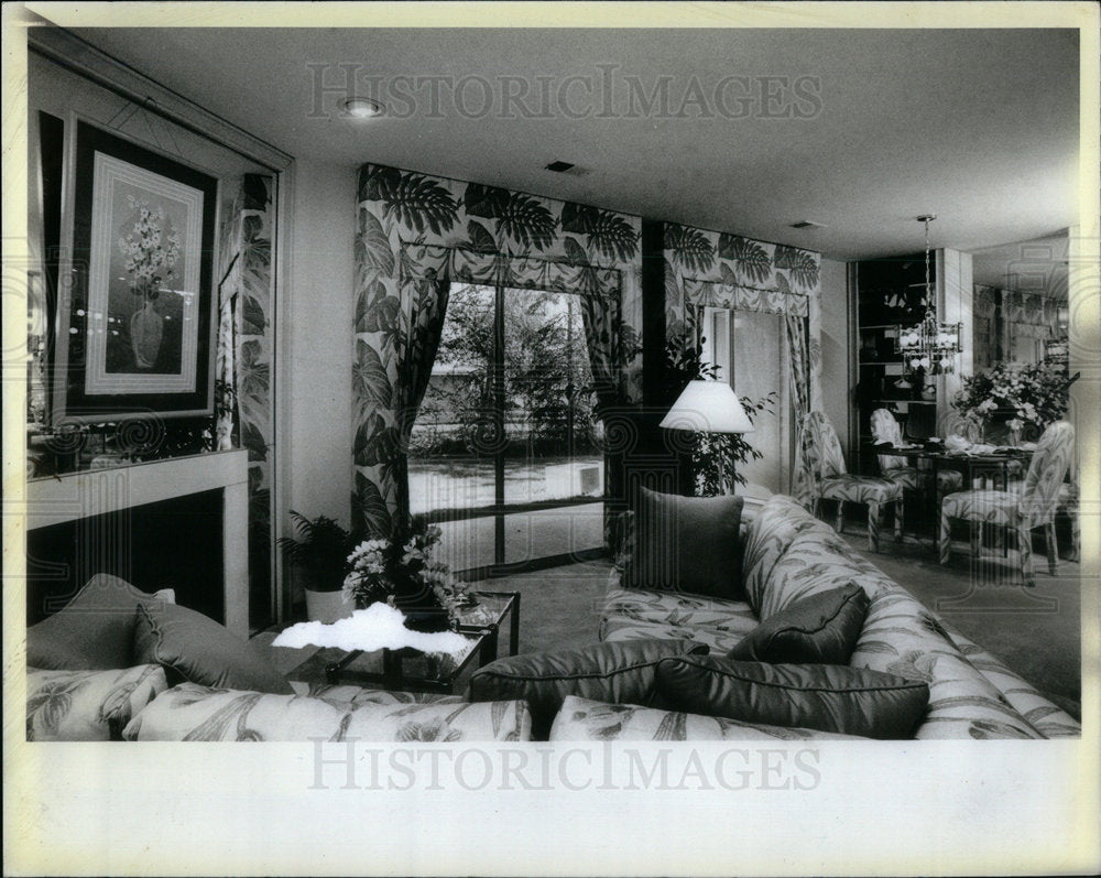 1984 Interior View Manor Hinsdale Townhouse - Historic Images