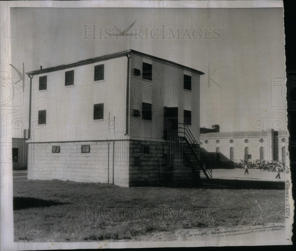 1955 guards hostage Security Building jail - Historic Images