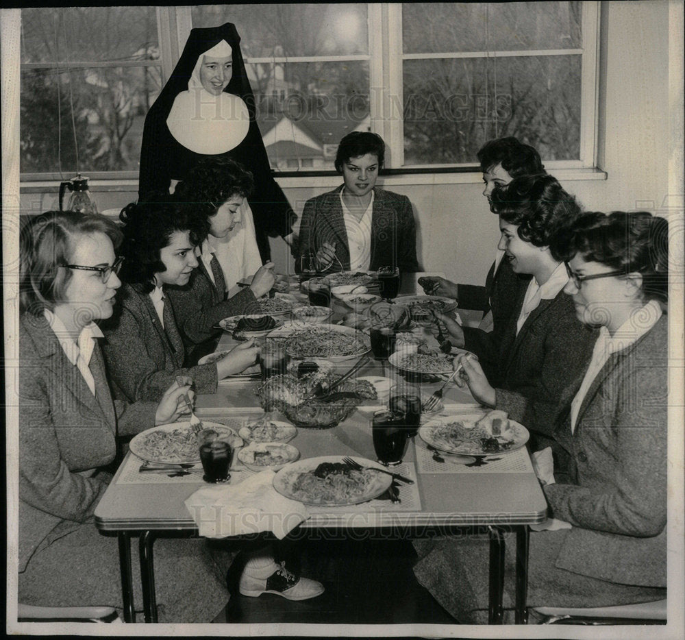 1960 Nazareth Academy spagetti Dinner eats - Historic Images