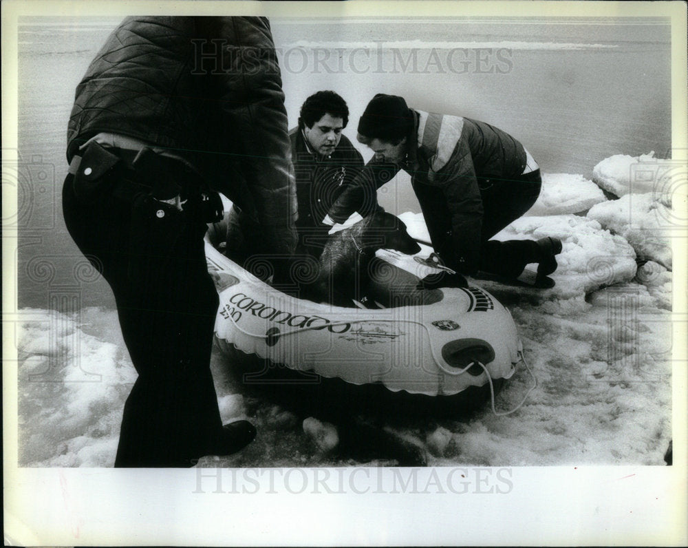 1983 Bob Diamond Mike Loosevelt boat rescue - Historic Images