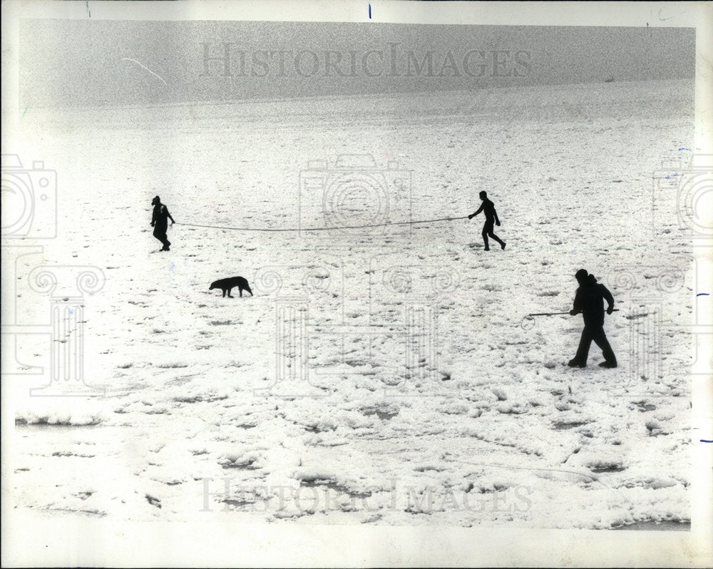 1978 Lake Michigan Firemen Dog Rescue Away - Historic Images