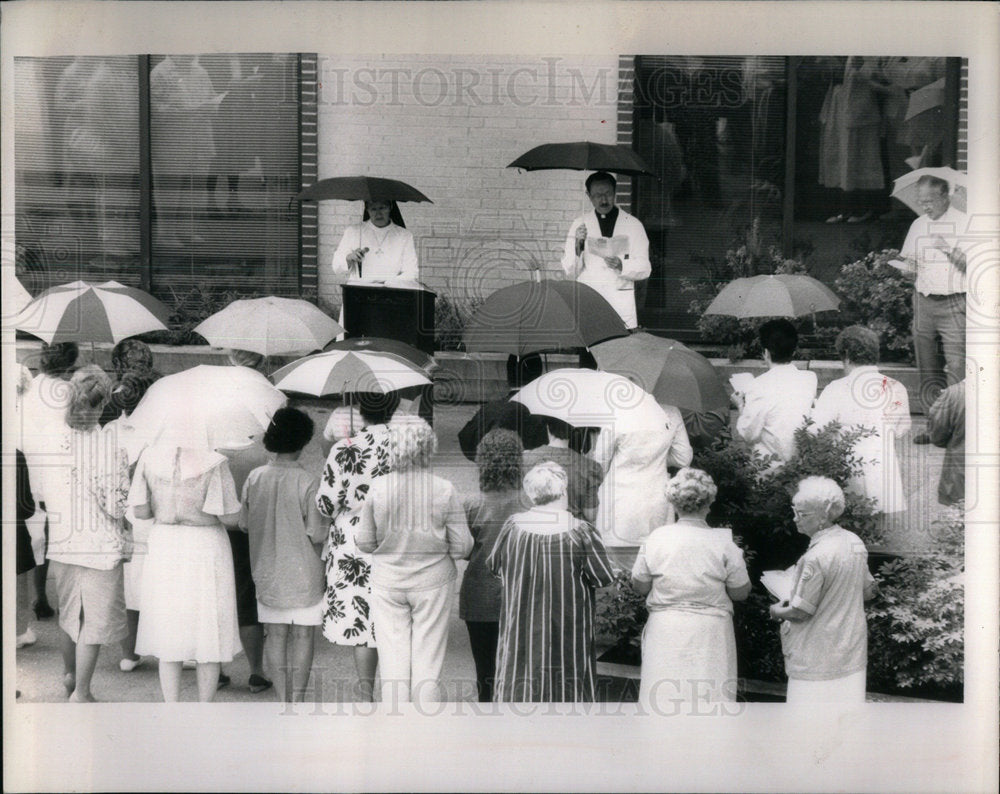 1988 John Kennedy Medical center employees - Historic Images